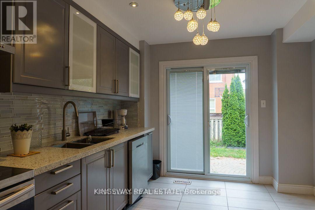 1048 CHARMINSTER CRESCENT - Photo 3