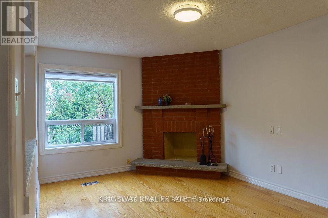 1048 CHARMINSTER CRESCENT - Photo 4