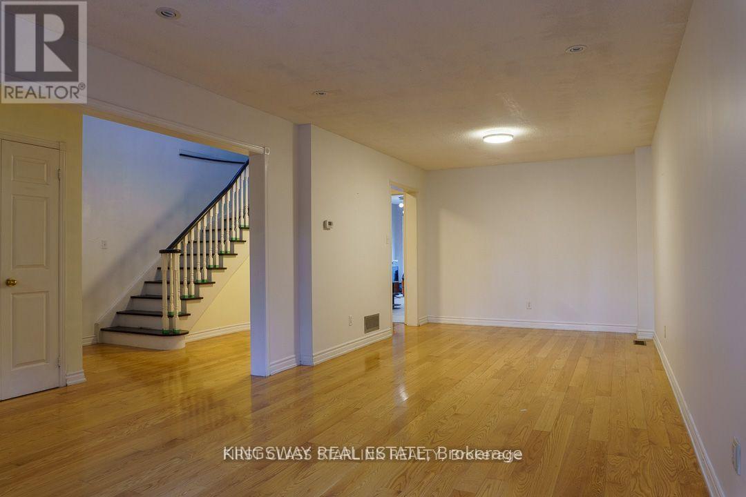 1048 CHARMINSTER CRESCENT - Photo 5