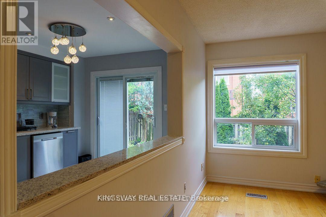 1048 CHARMINSTER CRESCENT - Photo 6