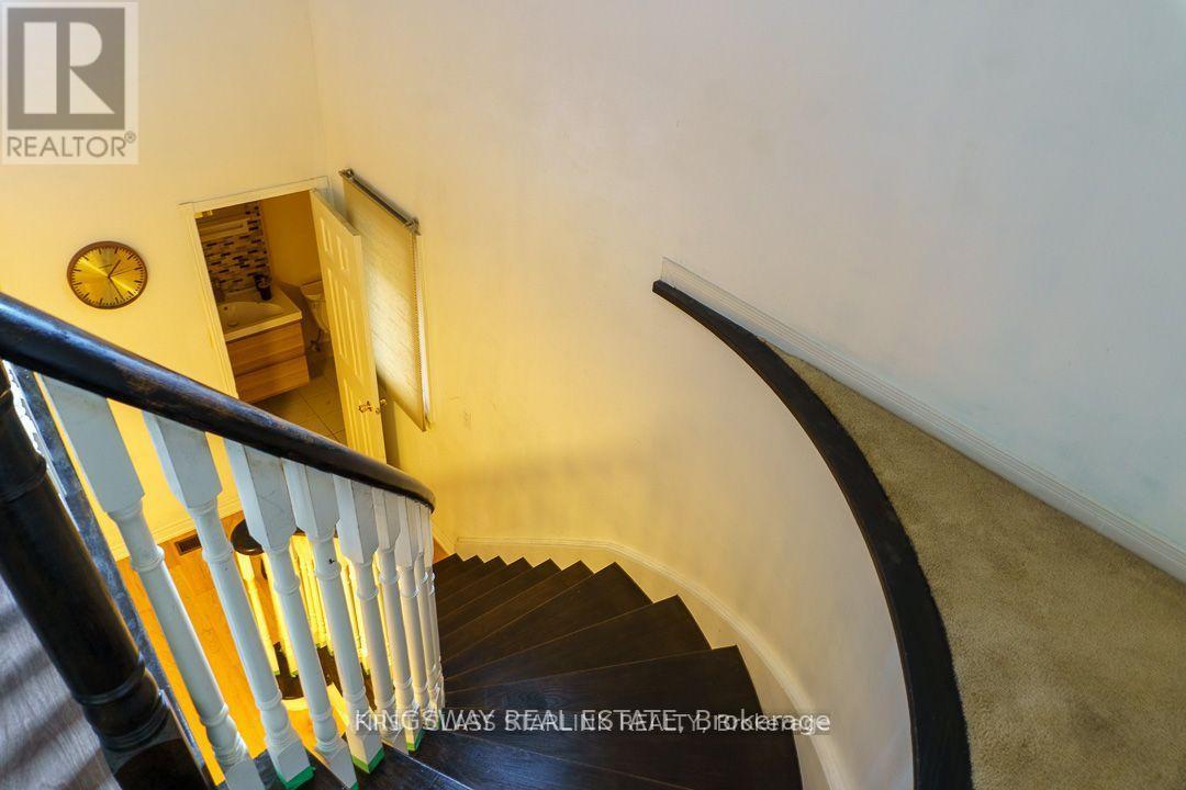 1048 CHARMINSTER CRESCENT - Photo 8