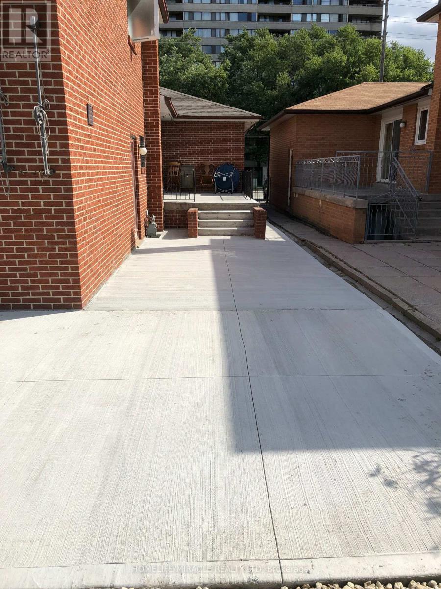 2114 Islington Avenue, Toronto, Ontario  M9P 3N9 - Photo 2 - W13579102
