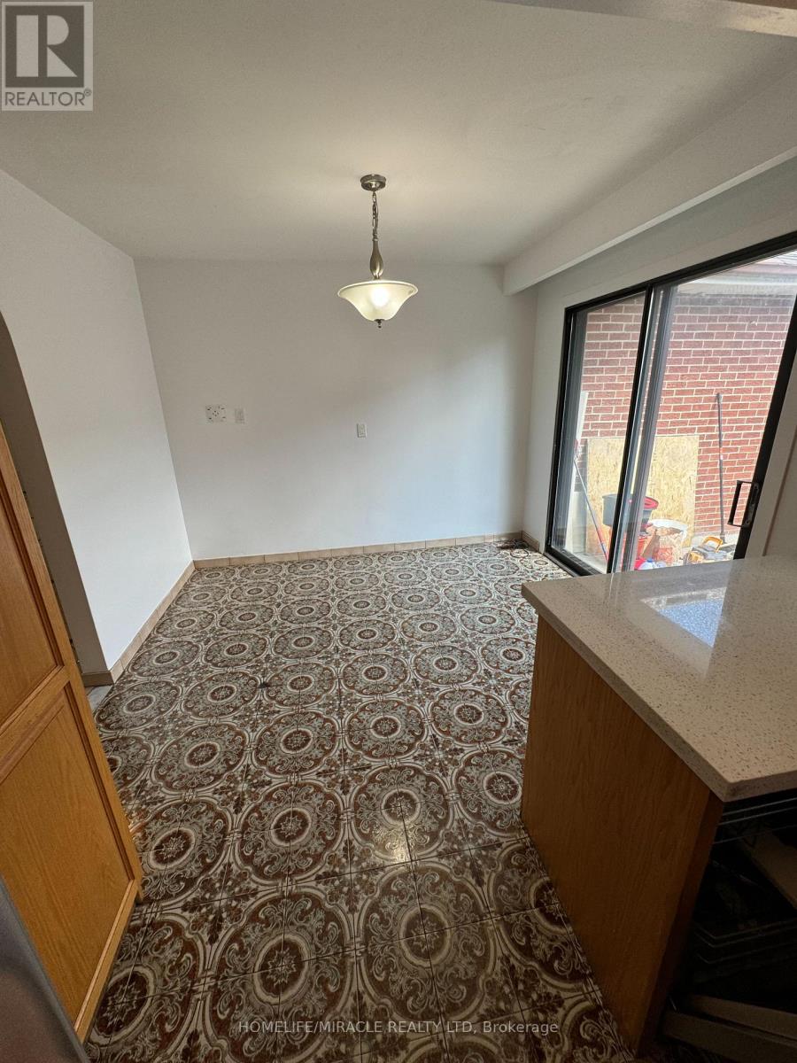2114 Islington Avenue, Toronto, Ontario  M9P 3N9 - Photo 7 - W13579102