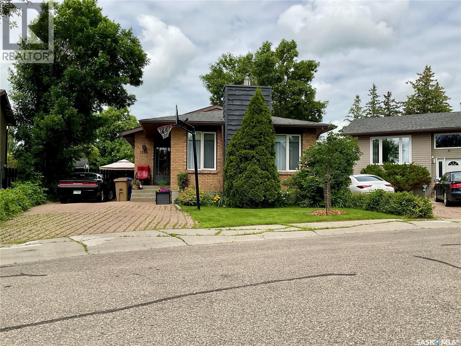 1358 Lakewood Crescent N, Regina, Saskatchewan  S4X 3H3 - Photo 2 - SK042956