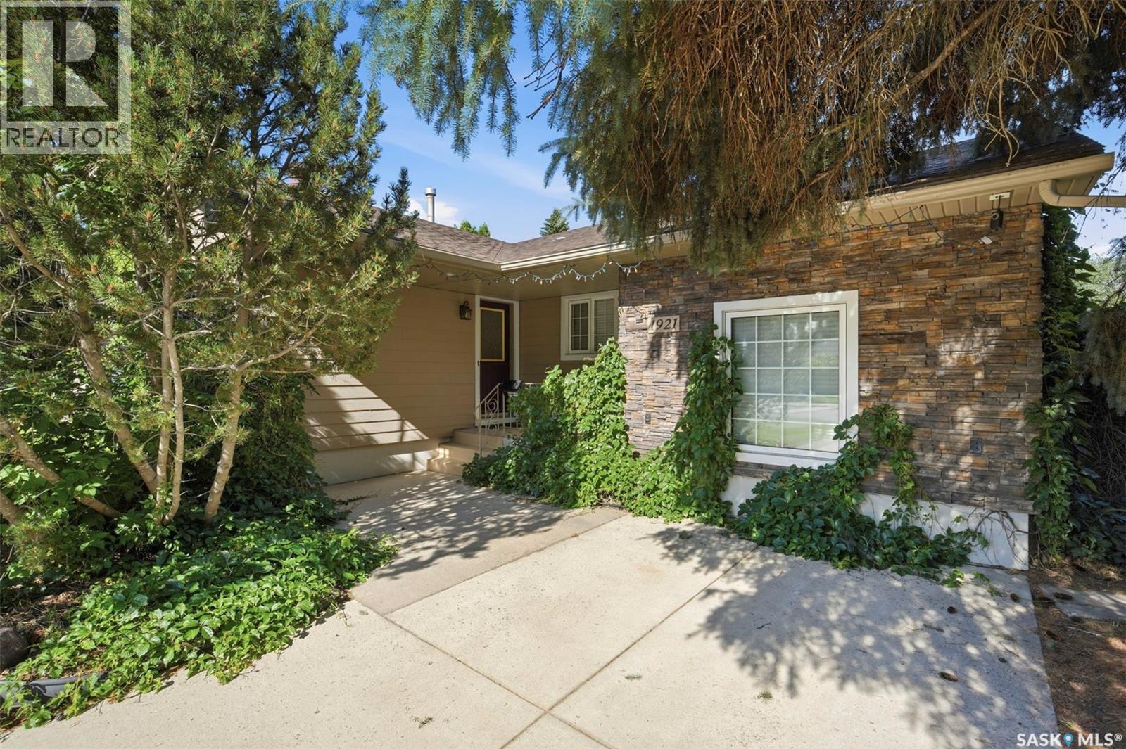 1921 Sommerfeld Avenue, Saskatoon, Saskatchewan  S7J 2E2 - Photo 2 - SK042653