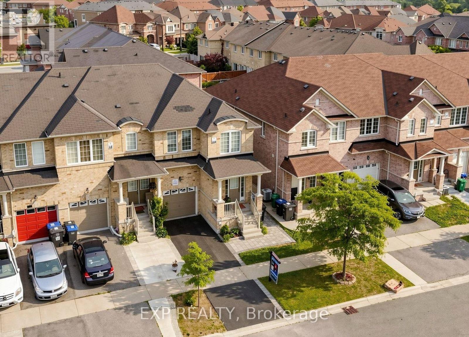27 Hatton Court, Brampton, Ontario  L6Y 5T5 - Photo 2 - W13572240