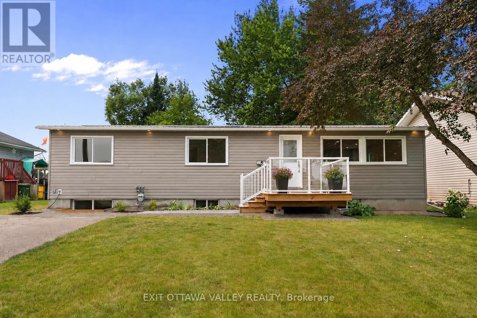 5 Selkirk Street, Petawawa, Ontario K8H 1N8 - Photo 2 - X13579448