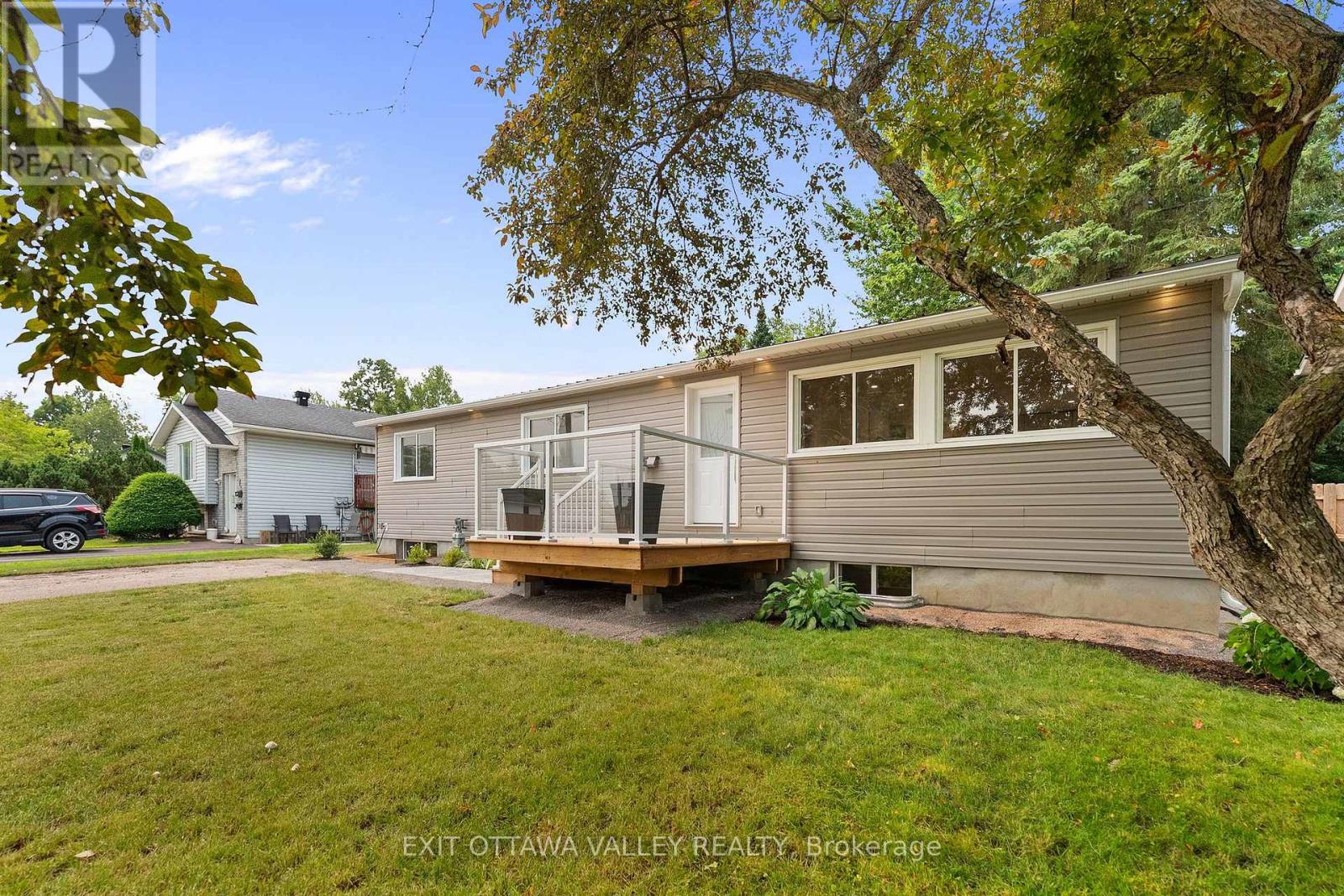 5 Selkirk Street, Petawawa, Ontario K8H 1N8 - Photo 3 - X13579448