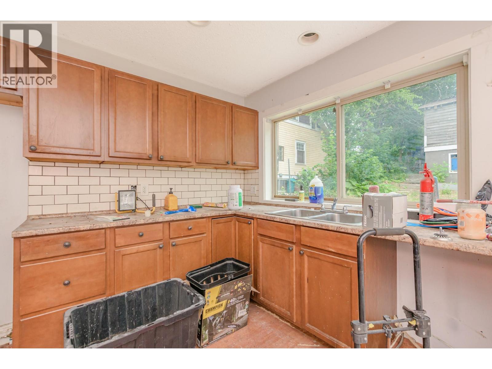 630 5 Street SE, Salmon Arm, British Columbia  V1E 4G2 - Photo 4 - 10393351