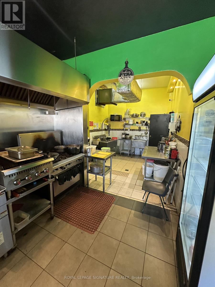 Store Front - 854 Bathurst Street, Toronto, Ontario  M5R 3G2 - Photo 12 - C13579674