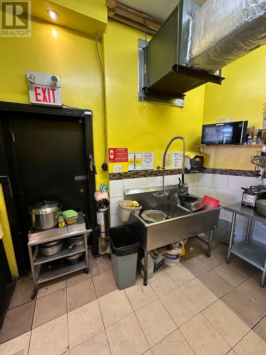 Store Front - 854 Bathurst Street, Toronto, Ontario  M5R 3G2 - Photo 27 - C13579674