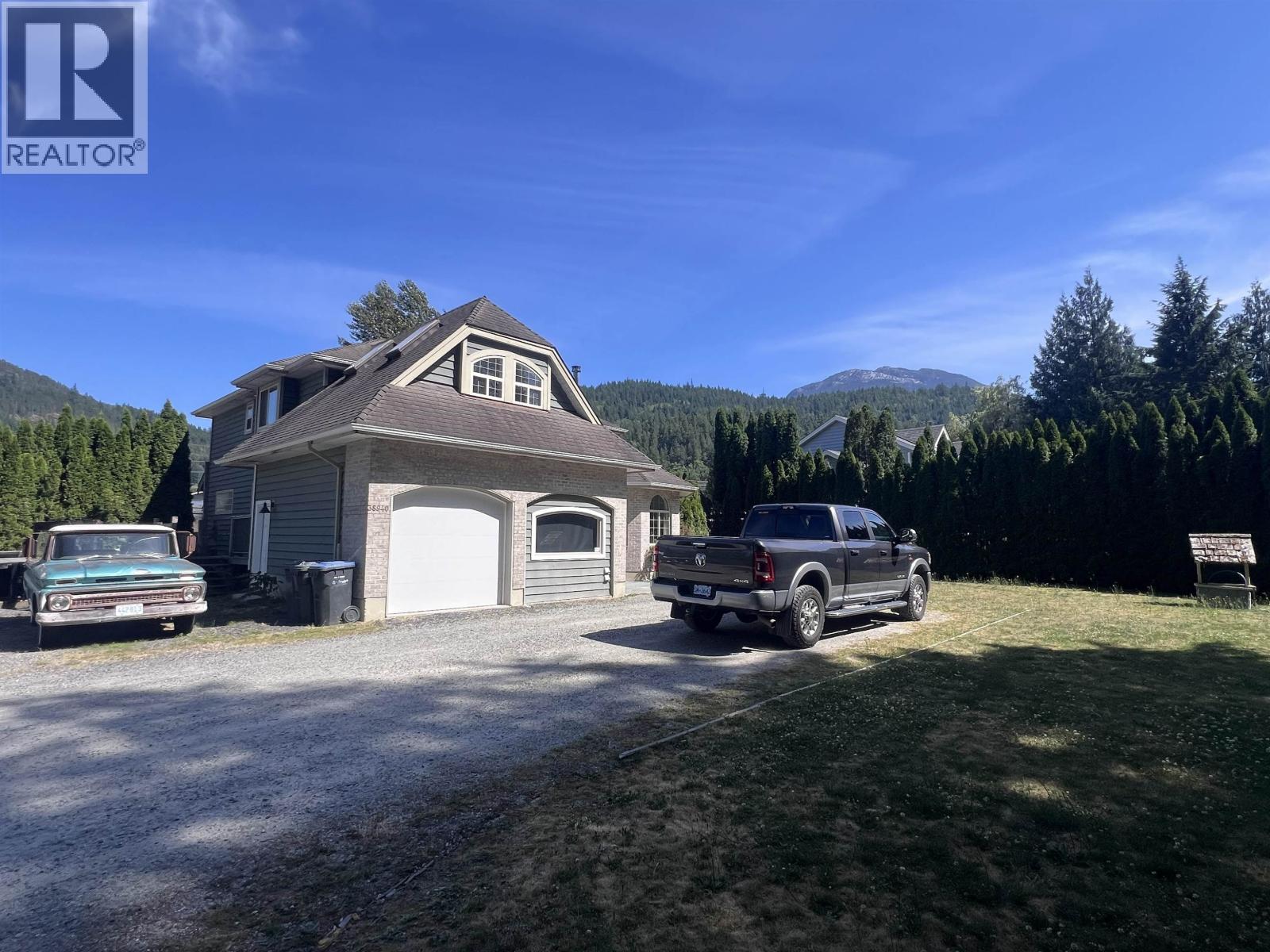38940 Loggers Lane, Squamish, British Columbia V8B 0A4 - Photo 2 - C8080538