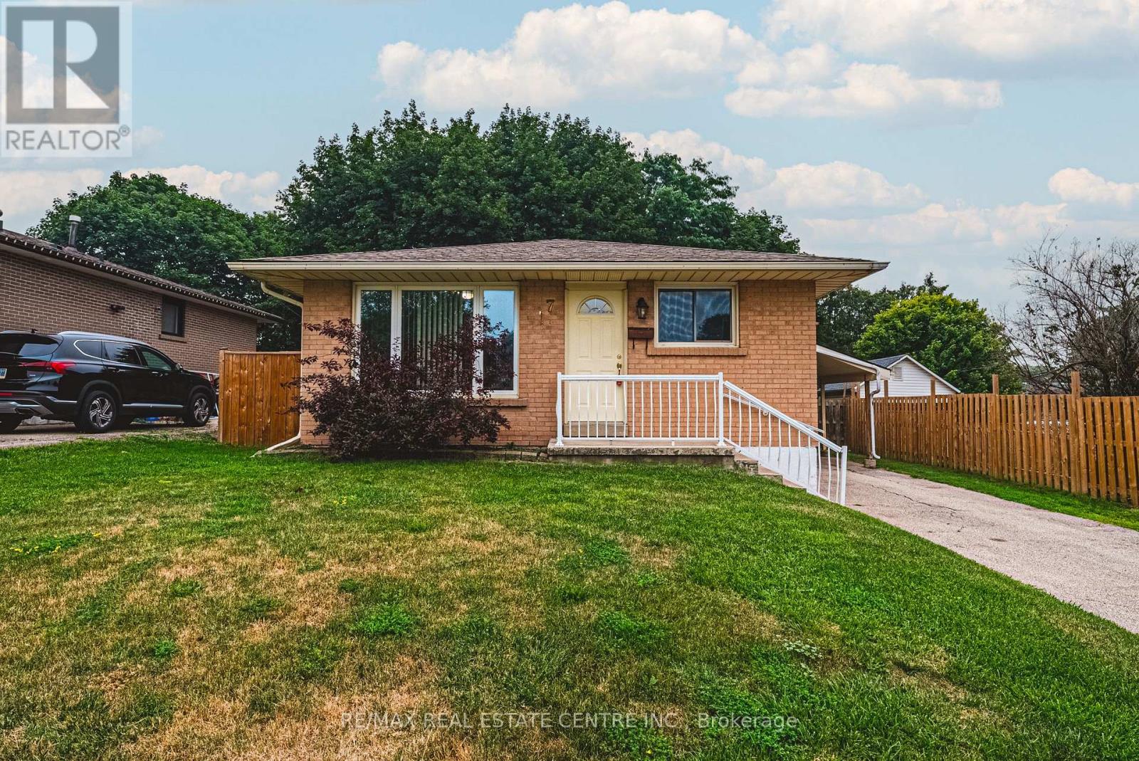 7 CHAPMAN COURT, Cambridge, Ontario