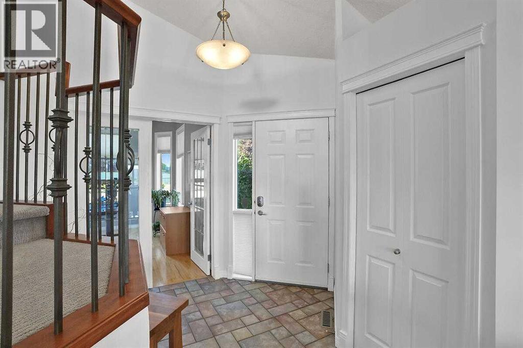 147 Springbank Villas SW, Calgary, Alberta T3H 4S9 - Photo 3 - A2330342