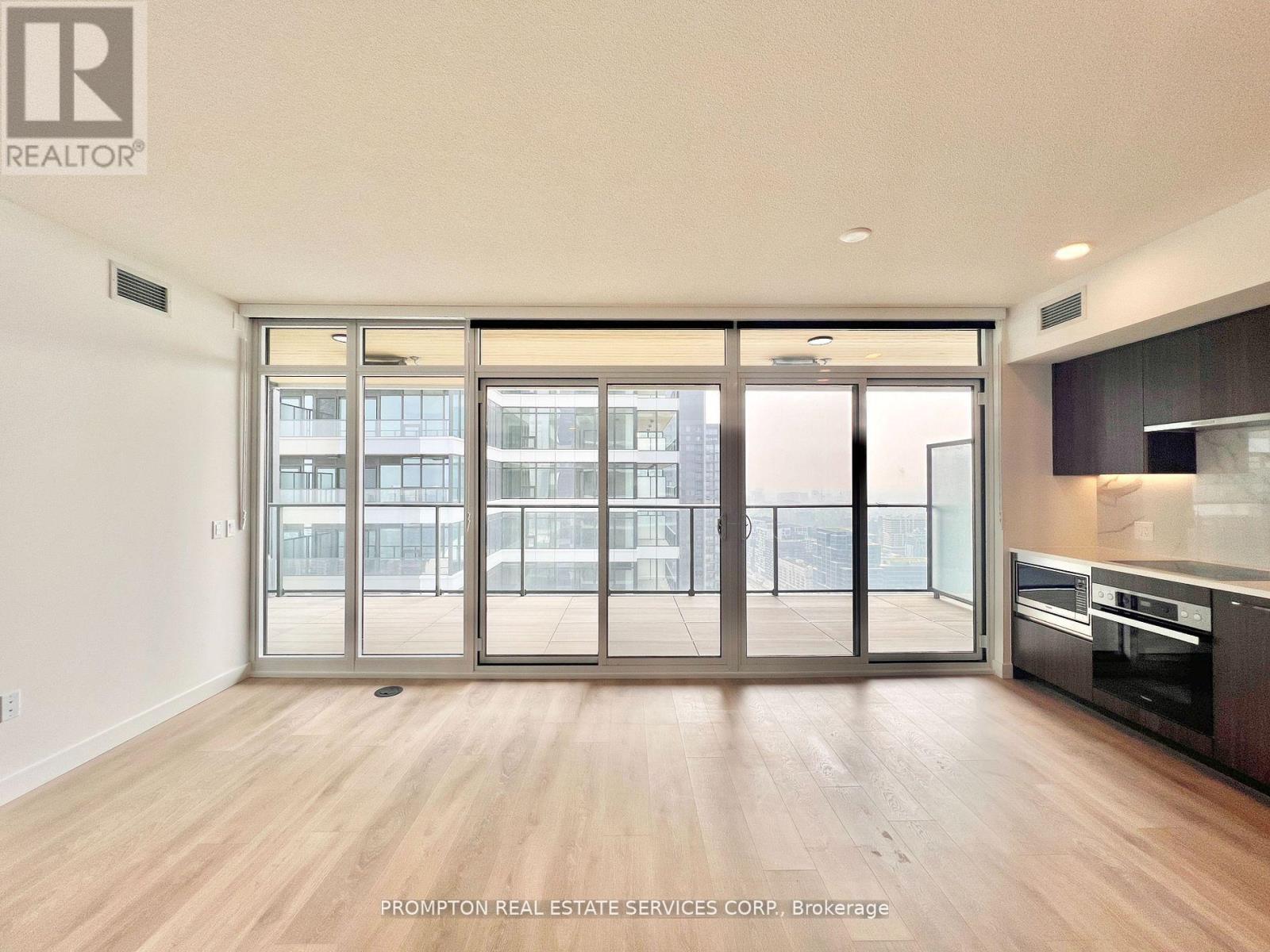 <div class="slider-price">$875,000</div><p>4210 - 1 Concord Cityplace Way, Toronto, Ontario</p>