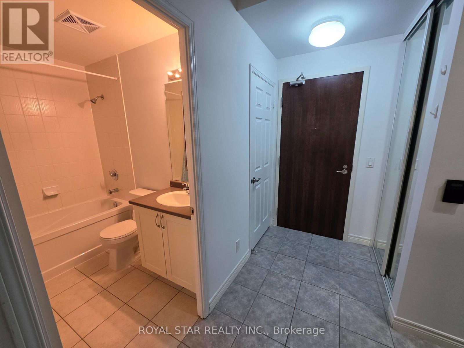 1807 - 339 Rathburn Road W, Mississauga, Ontario  L5B 0K6 - Photo 2 - W13580108