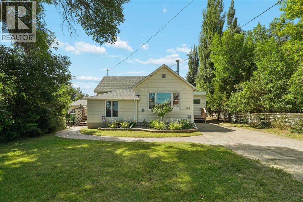 154 West 2 Avenue, Magrath, Alberta  T0K 1J0 - Photo 1 - A2328311