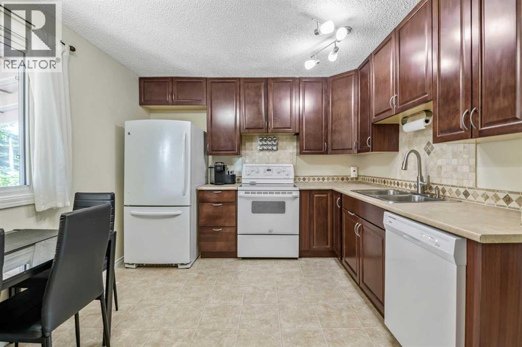 37 Erin Woods Place SE, Calgary, Alberta T2B 2W5 - Photo 8 - A2329364