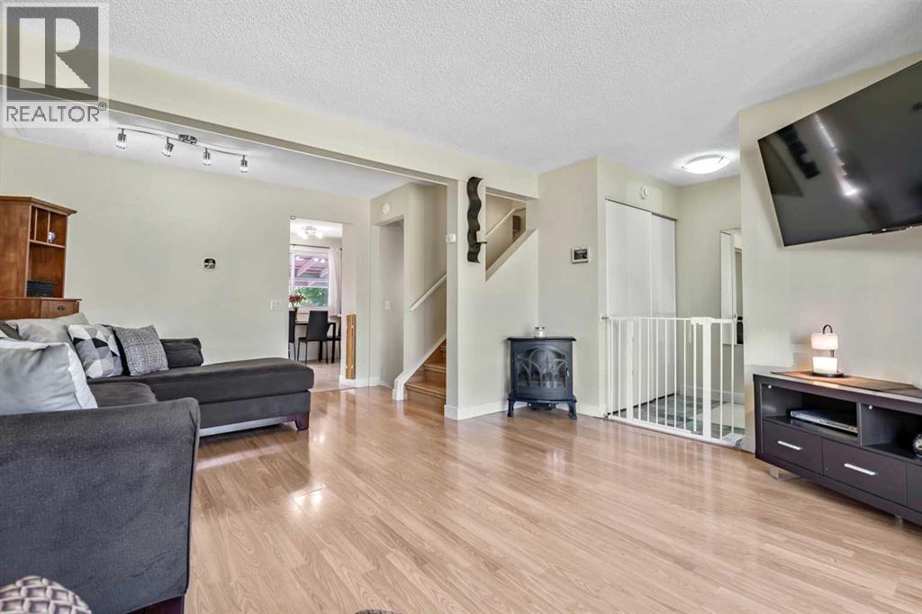 37 Erin Woods Place SE, Calgary, Alberta T2B 2W5 - Photo 6 - A2329364