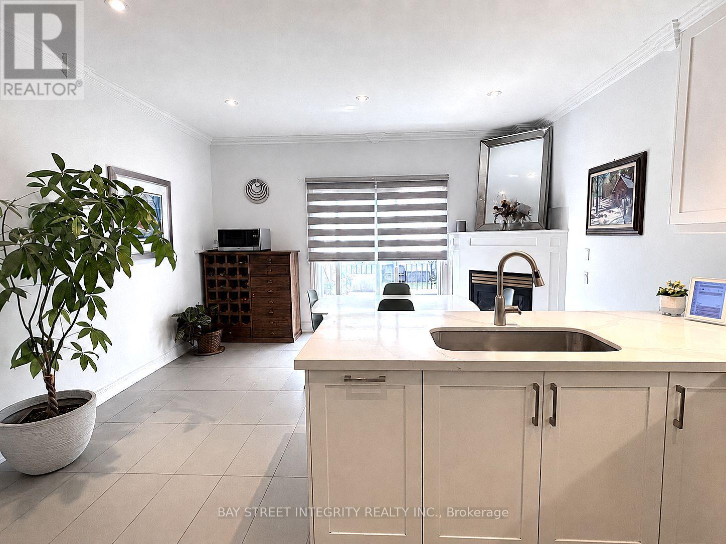 Upper 162 Claremont Street, Toronto, Ontario M6J 2M8 - Photo 8 - C13580446