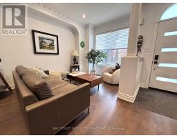 UPPER 162 CLAREMONT STREET, Toronto, Ontario