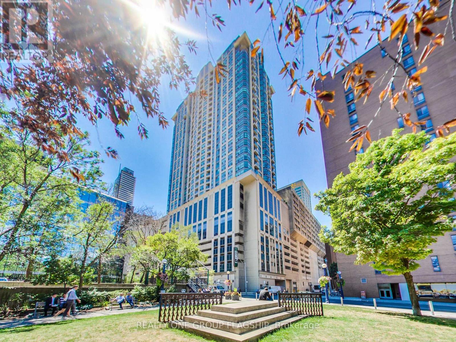 2013 - 8 PARK ROAD, Toronto, Ontario