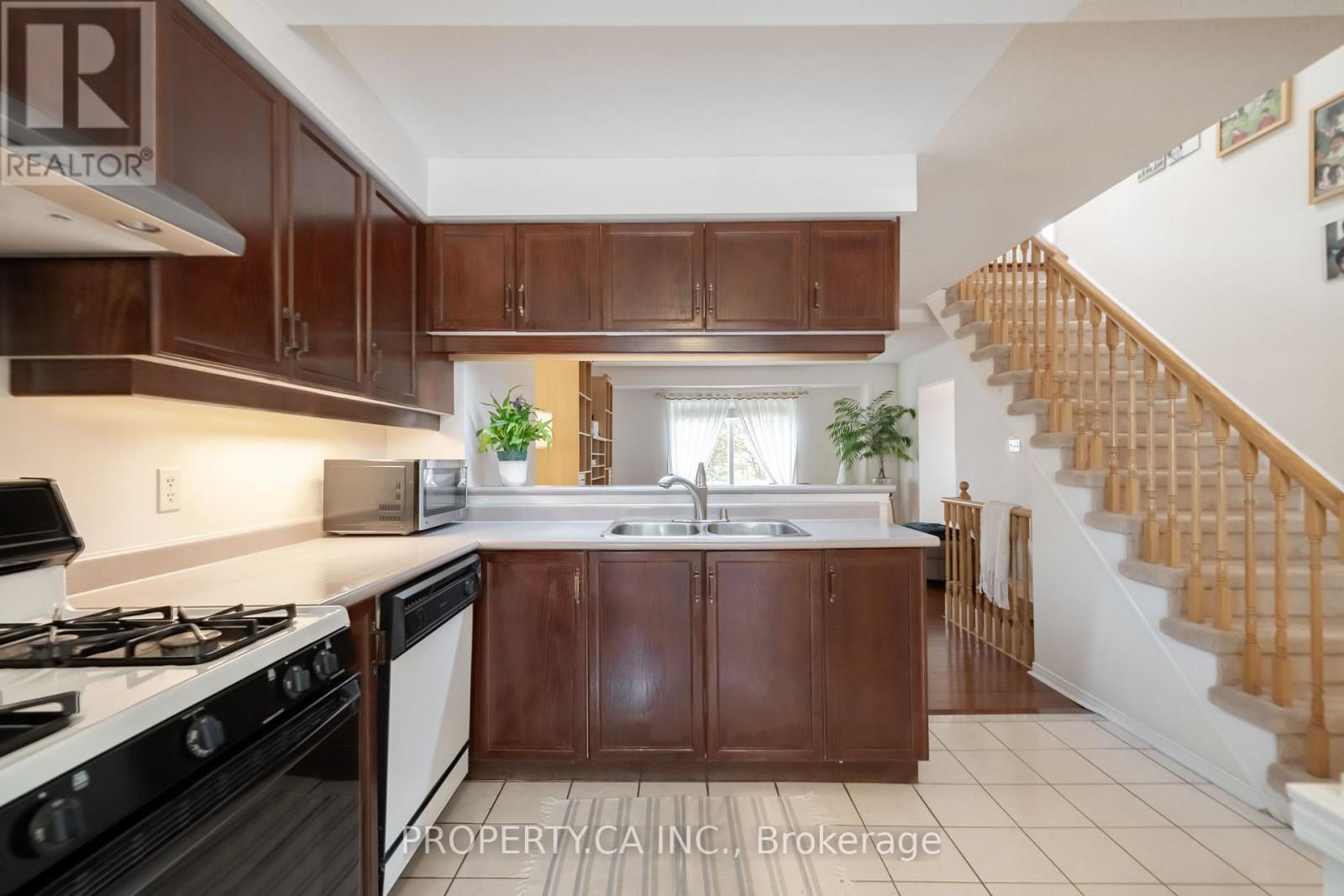 72 Desert Sand Drive, Brampton, Ontario  L6R 1V6 - Photo 4 - W13580614
