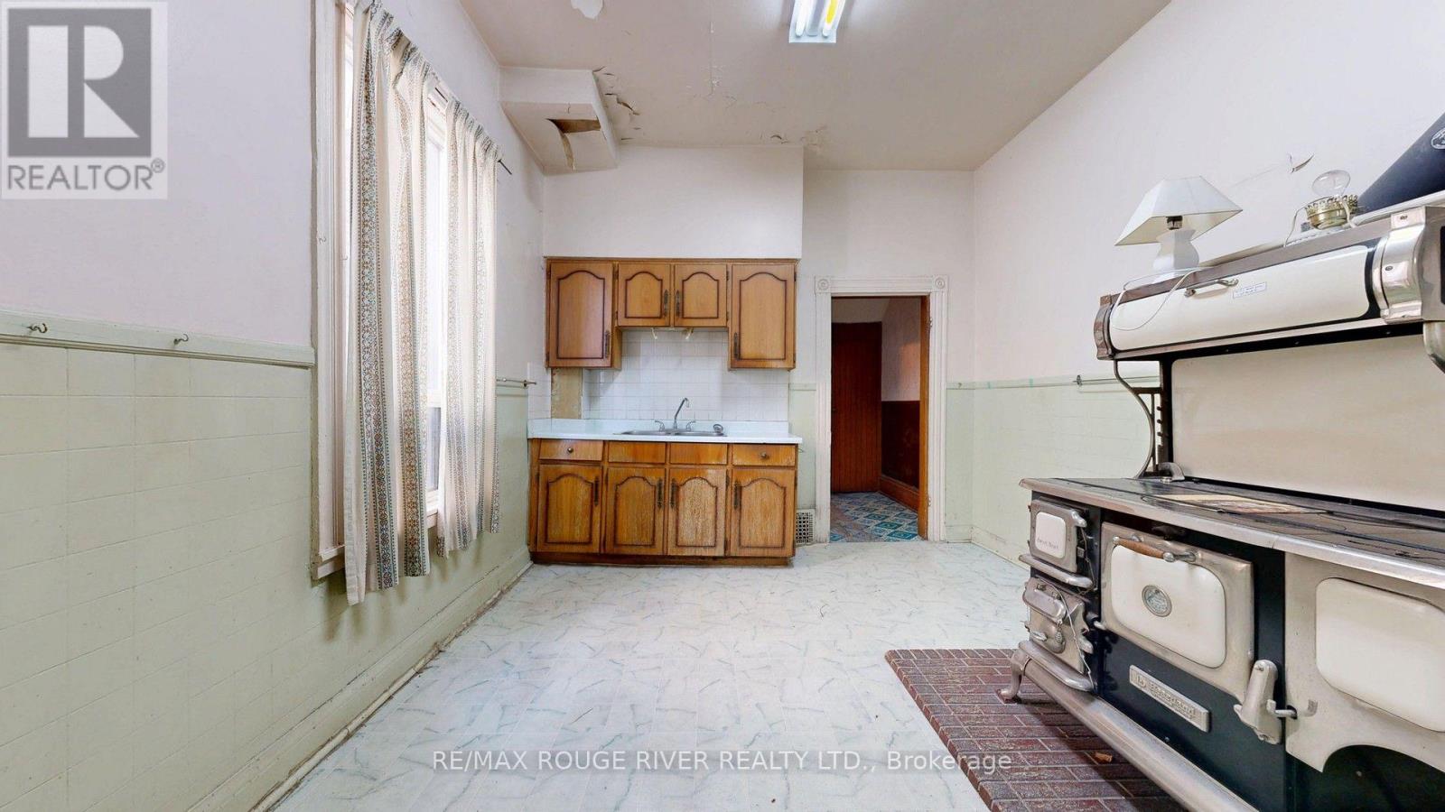 308 Roxton Road, Toronto, Ontario  M6G 3P9 - Photo 13 - C13542230