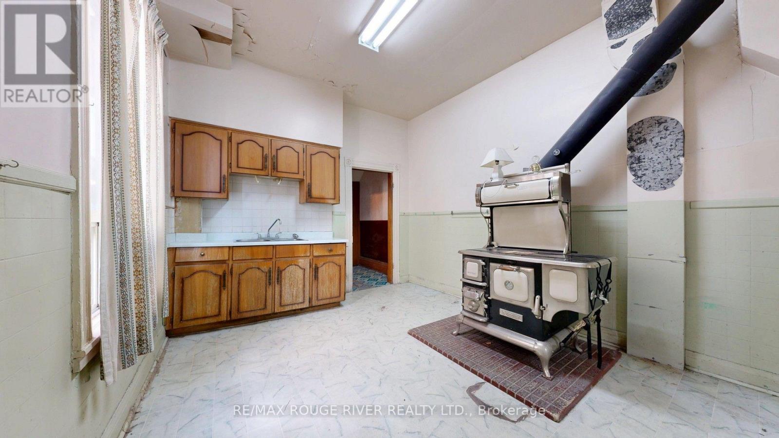 308 Roxton Road, Toronto, Ontario  M6G 3P9 - Photo 11 - C13542230
