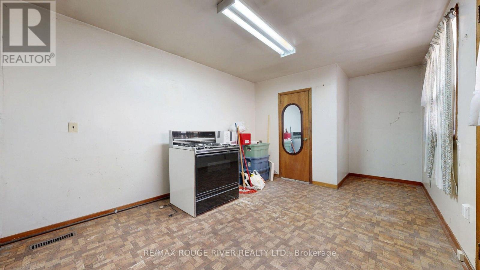 308 Roxton Road, Toronto, Ontario  M6G 3P9 - Photo 14 - C13542230