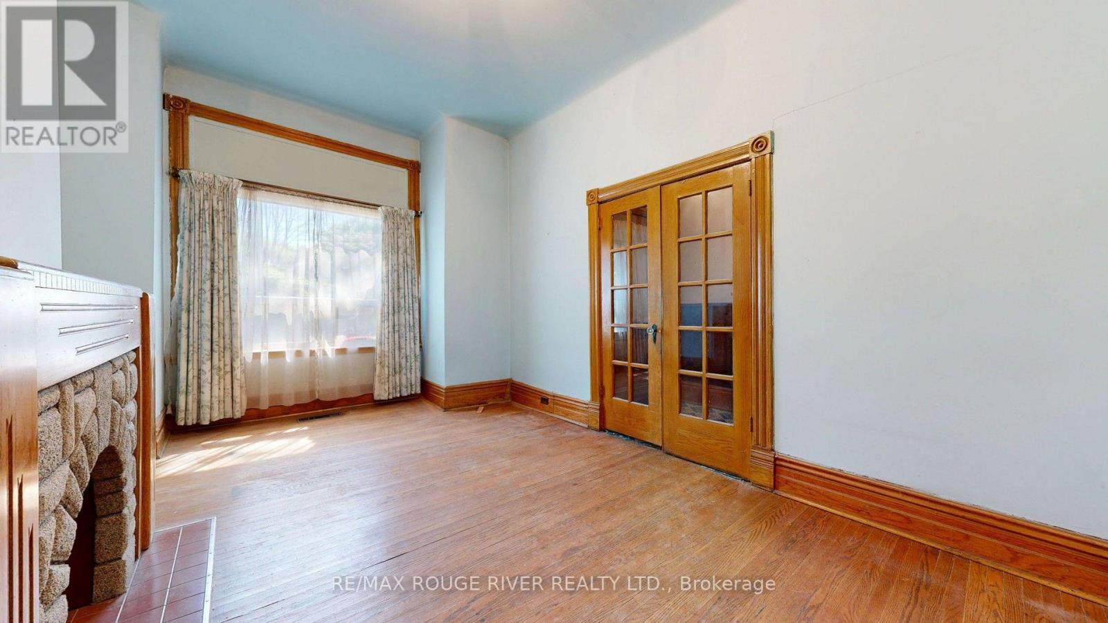 308 Roxton Road, Toronto, Ontario  M6G 3P9 - Photo 3 - C13542230