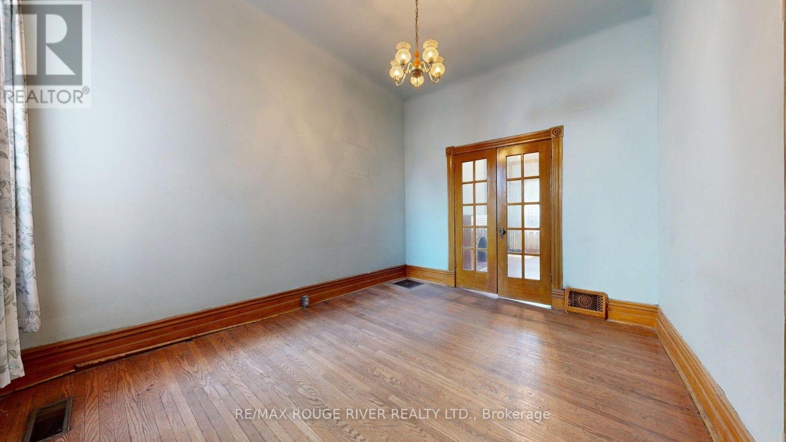 308 Roxton Road, Toronto, Ontario  M6G 3P9 - Photo 7 - C13542230