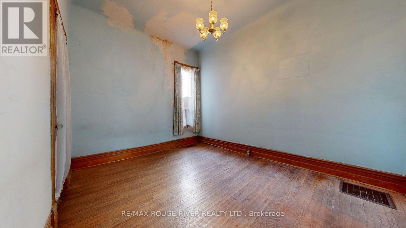 308 Roxton Road, Toronto, Ontario  M6G 3P9 - Photo 8 - C13542230
