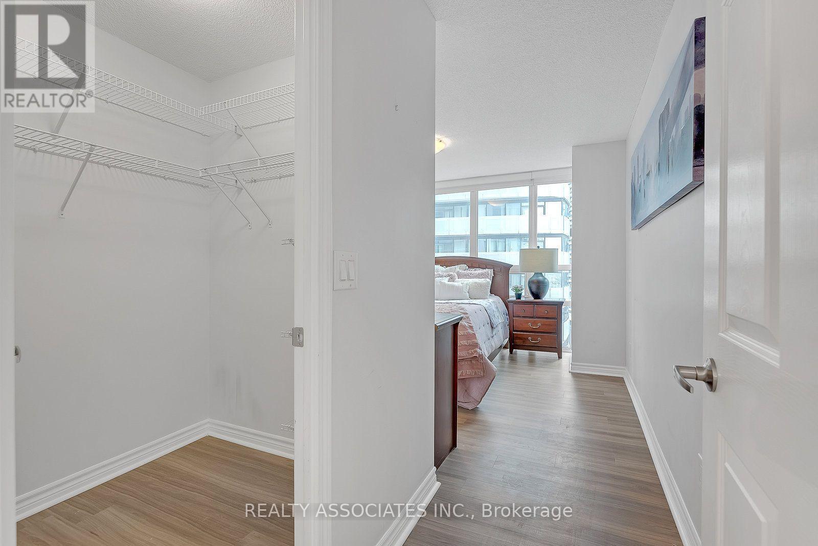 2710 - 19 GRAND TRUNK CRESCENT