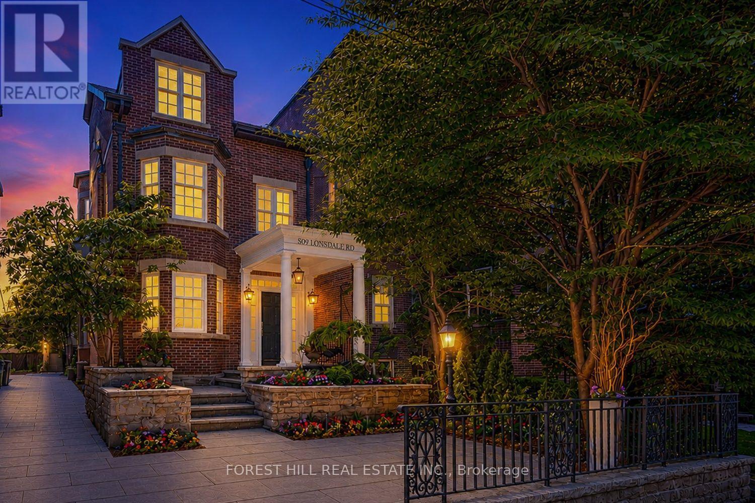 <div class="slider-price">$2,999,000</div><p>309 Lonsdale Road, Toronto, Ontario</p>