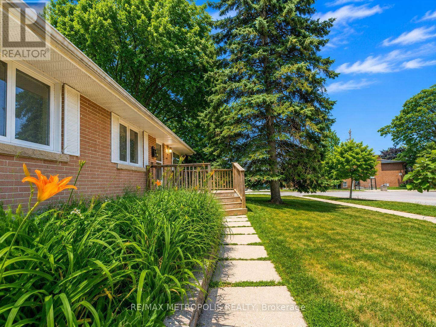 Main - 266 Napier Street, Barrie, Ontario L4M 1X9 - Photo 2 - S13581016