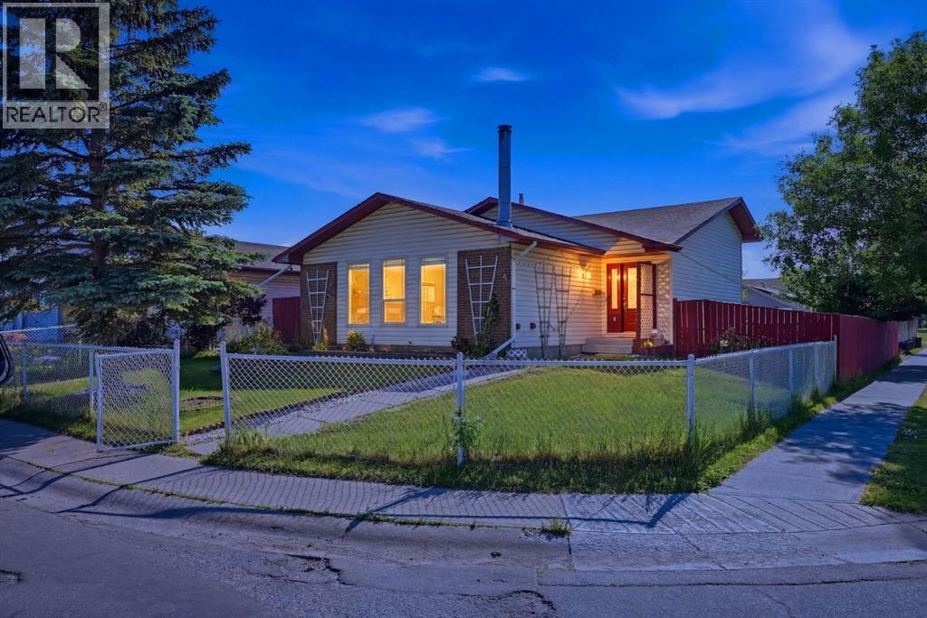 4 Fallswater Road NE, Calgary, Alberta  T3J 1B1 - Photo 2 - A2329294
