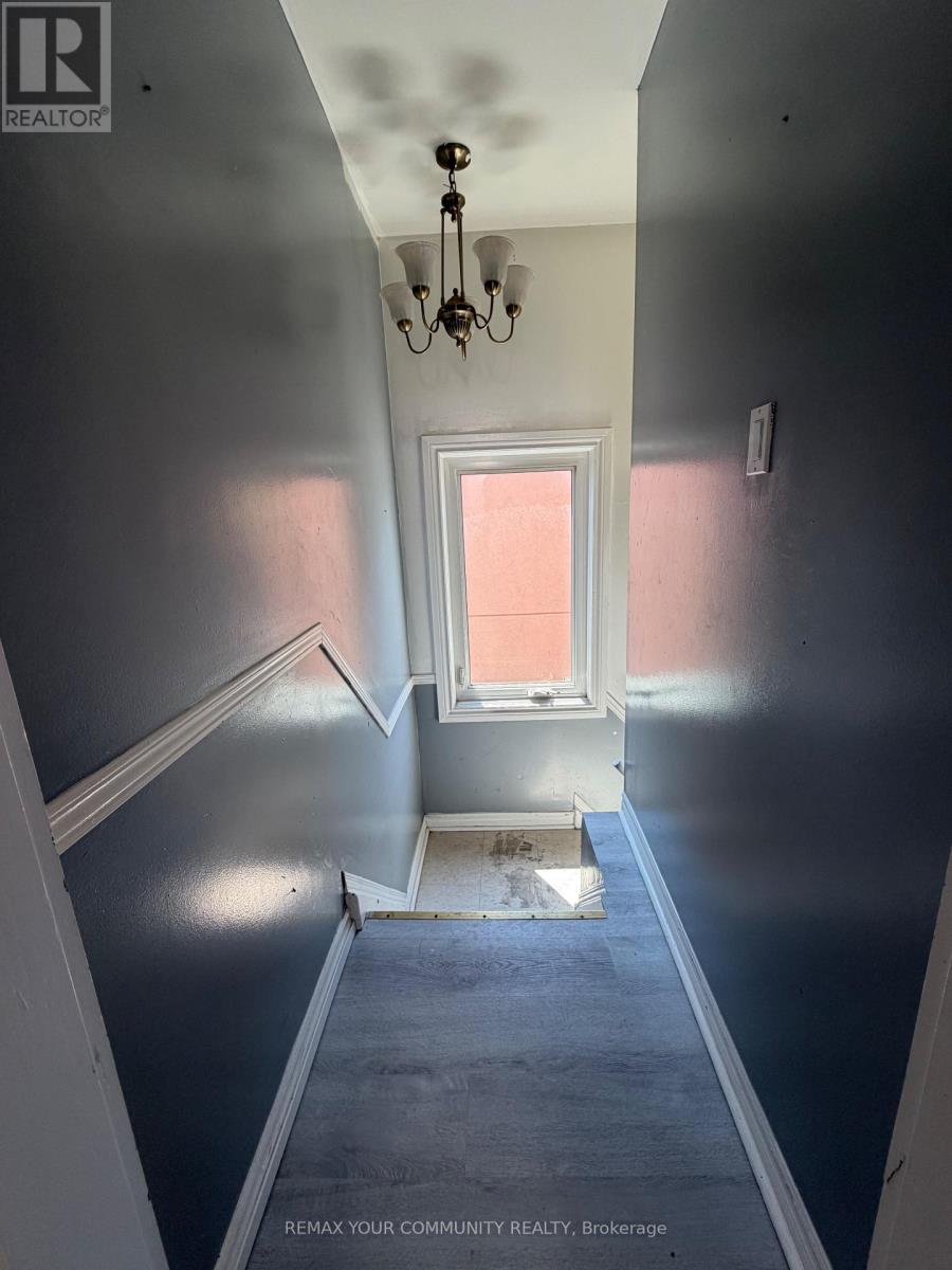 2nd Floor - 127 Morrison Avenue, Toronto, Ontario M6E 1M5 - Photo 14 - W13581134