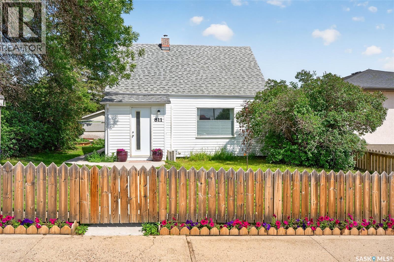 811 4th Avenue Nw, Moose Jaw, Saskatchewan  S6H 3W8 - Photo 1 - SK043008