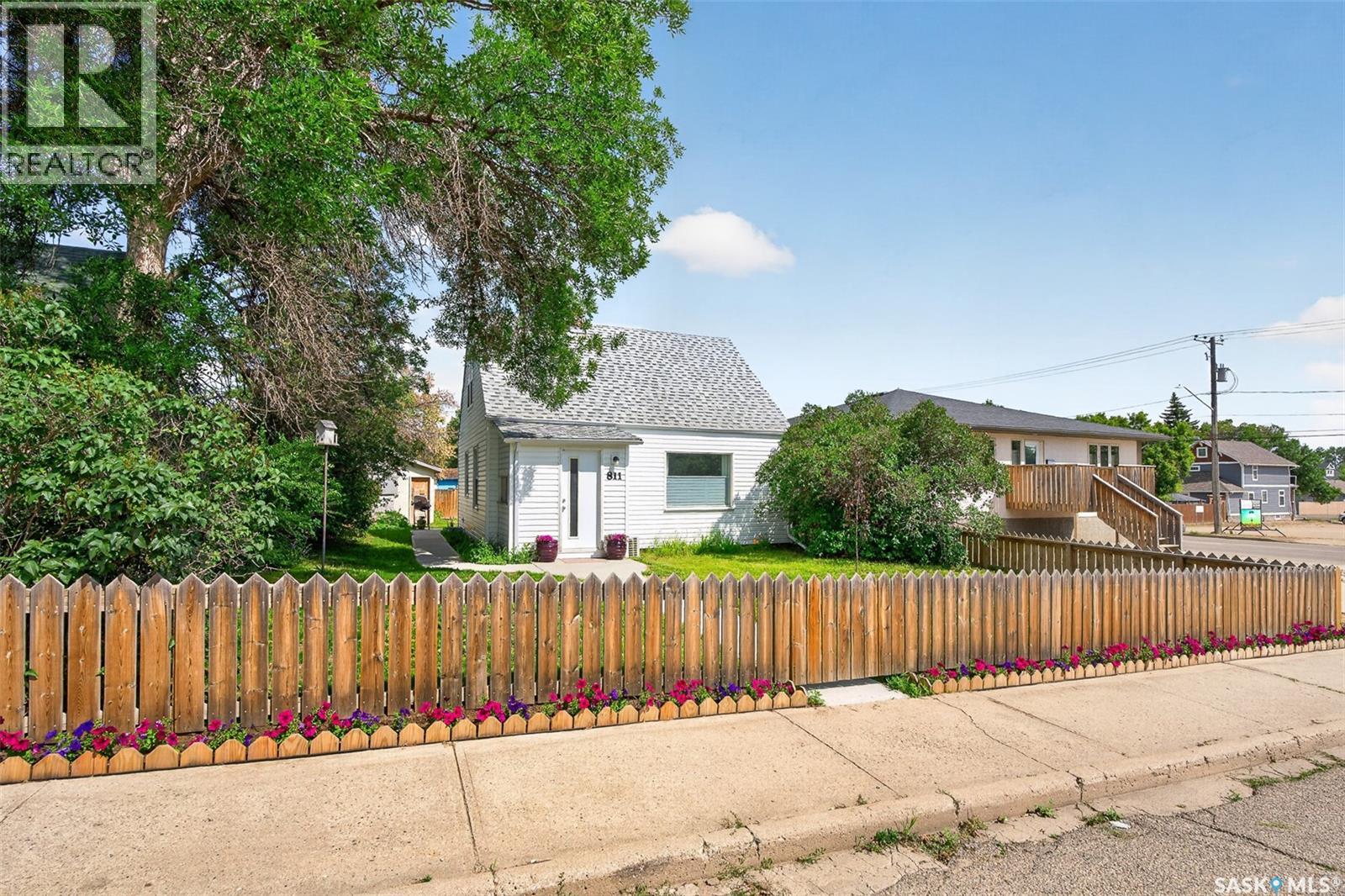 811 4th Avenue Nw, Moose Jaw, Saskatchewan  S6H 3W8 - Photo 2 - SK043008