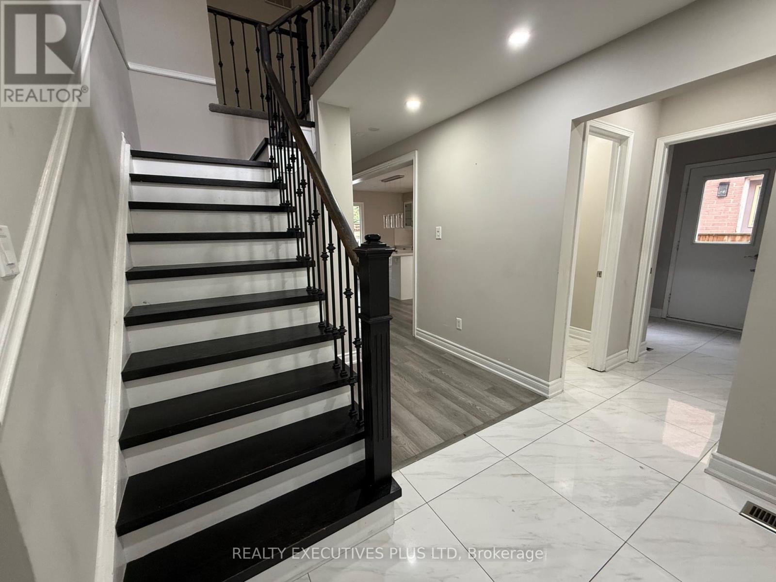 693 Barnes Crescent, Oshawa, Ontario L1J 8K2 - Photo 11 - E13579782