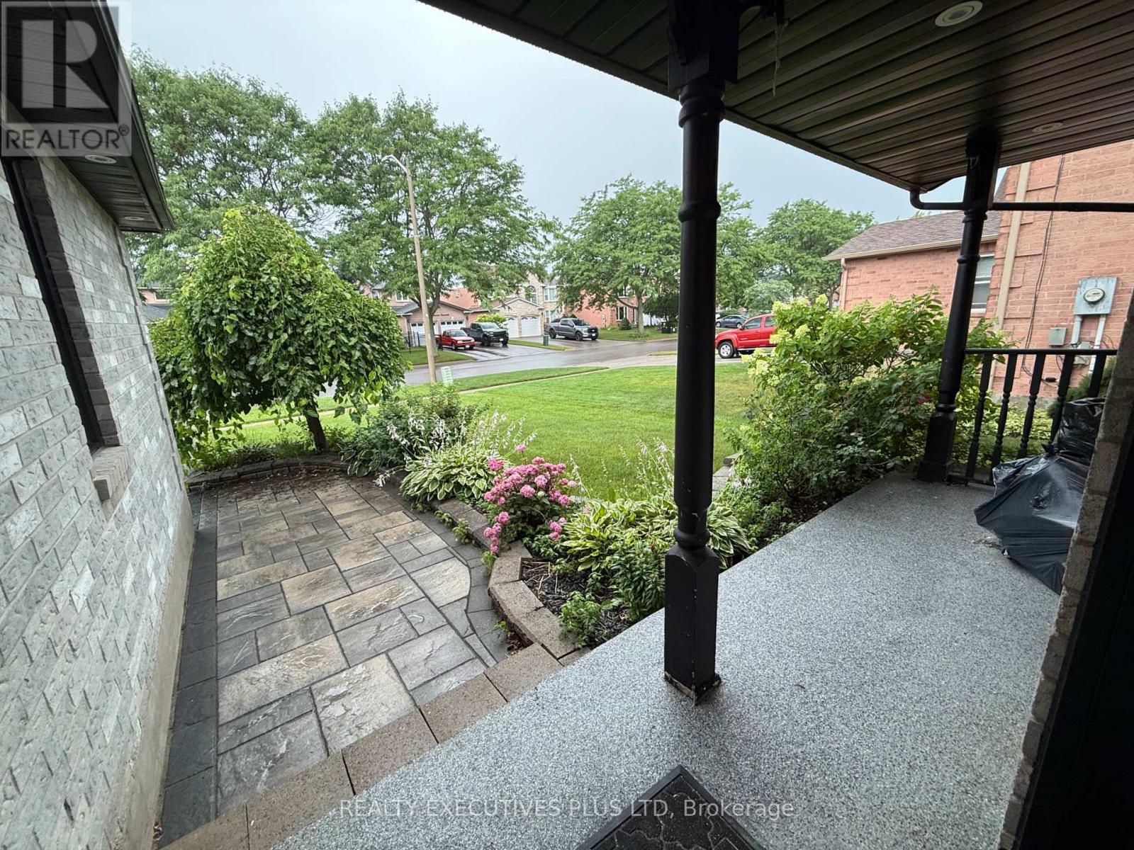 693 Barnes Crescent, Oshawa, Ontario L1J 8K2 - Photo 2 - E13579782