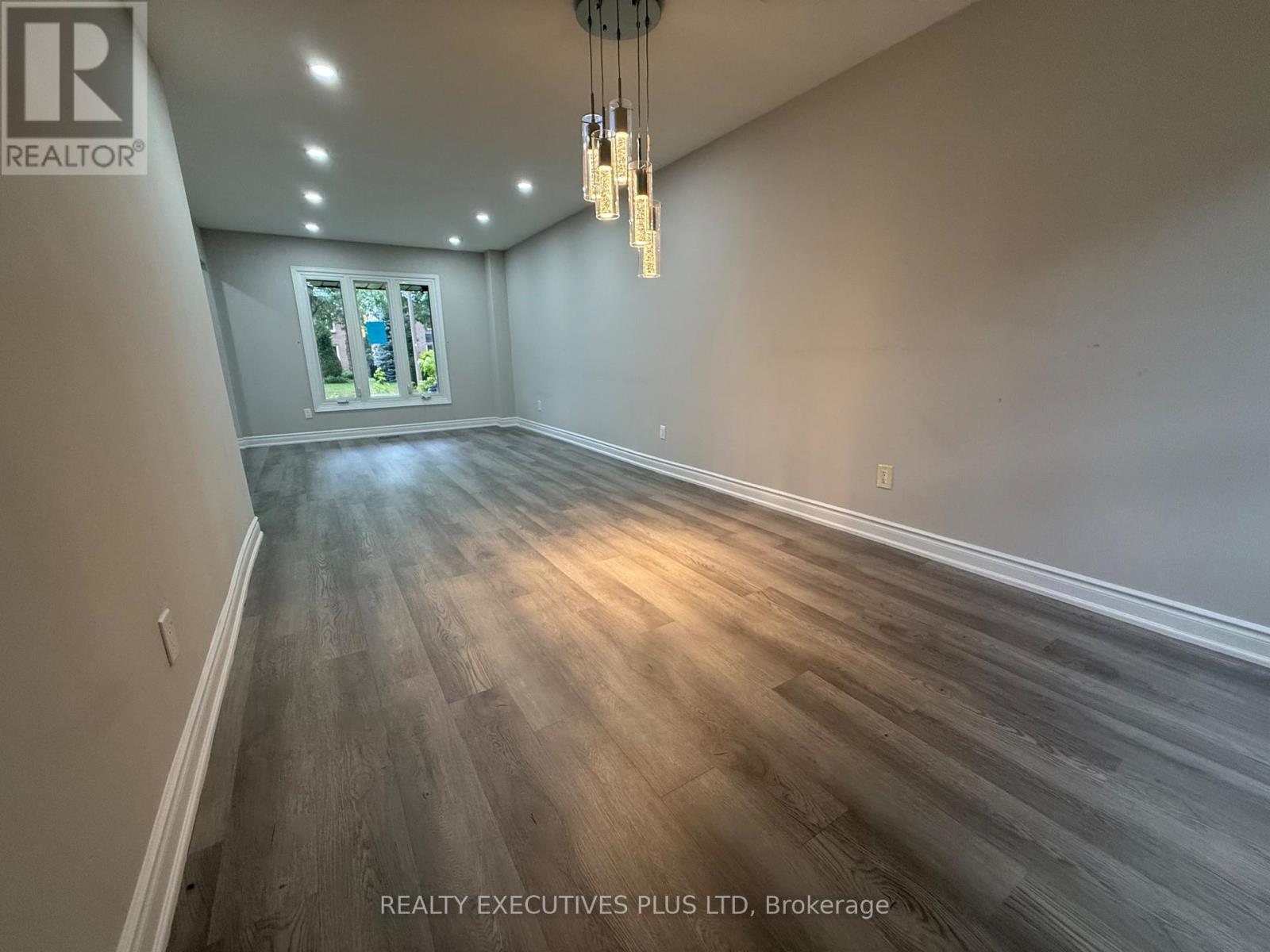 693 Barnes Crescent, Oshawa, Ontario L1J 8K2 - Photo 4 - E13579782