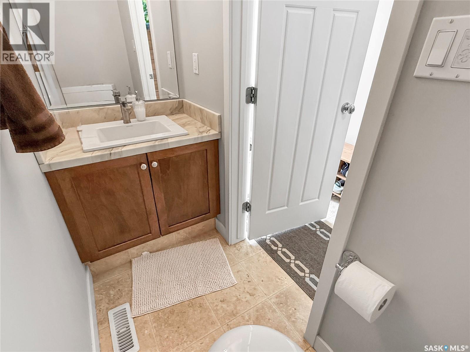 11 701 Mcintosh Street E, Swift Current, Saskatchewan  S9H 1H7 - Photo 3 - SK043021