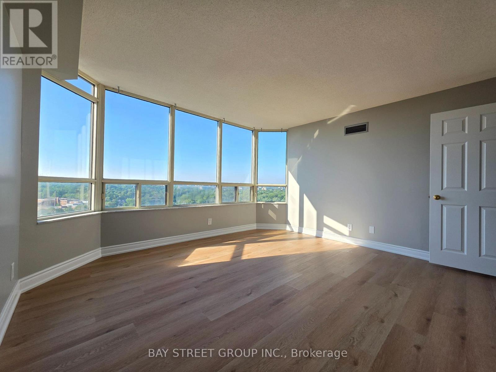 2011 - 1 Aberfoyle Crescent, Toronto, Ontario M8X 2X8 - Photo 17 - W13581260