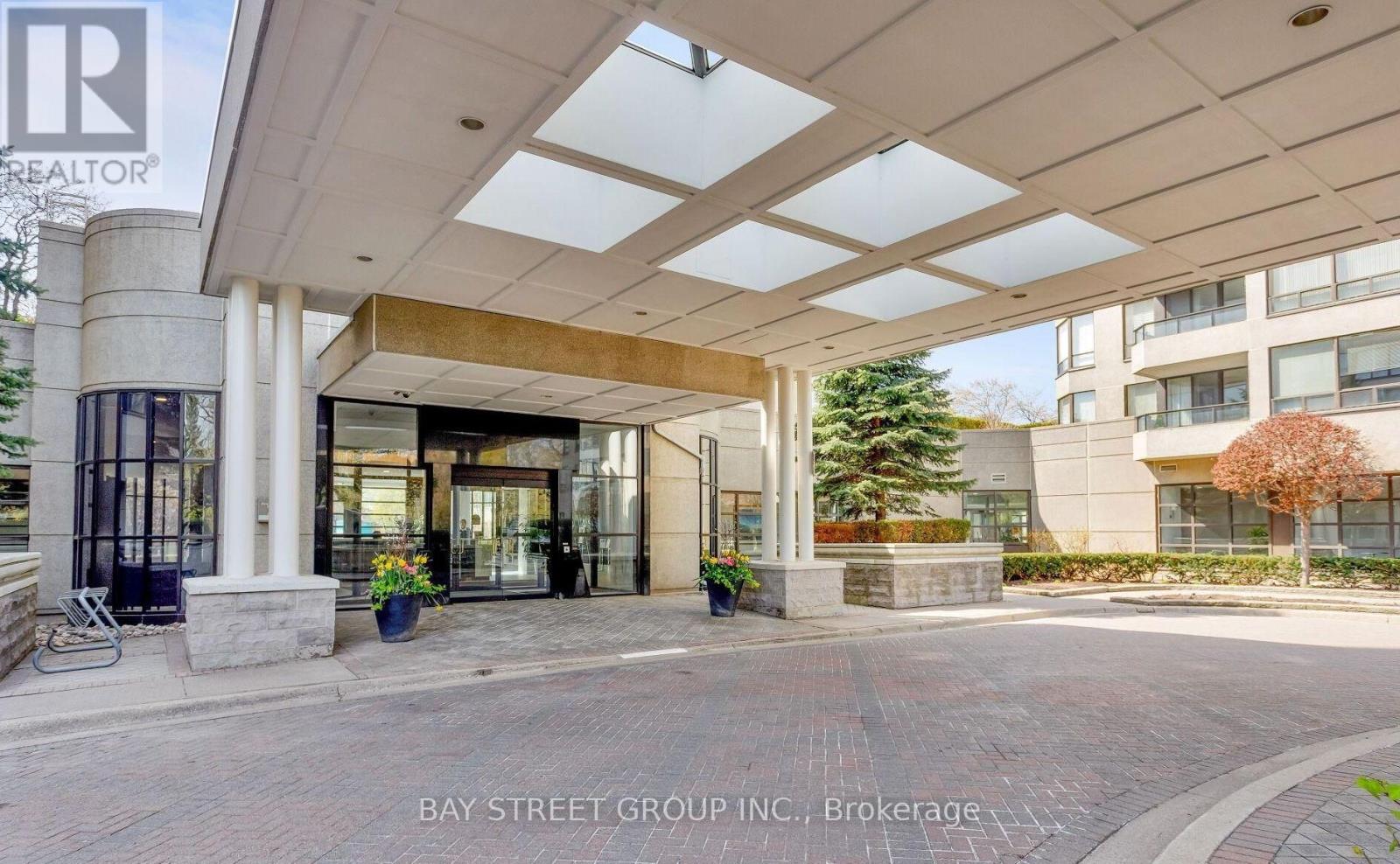2011 - 1 Aberfoyle Crescent, Toronto, Ontario M8X 2X8 - Photo 3 - W13581260