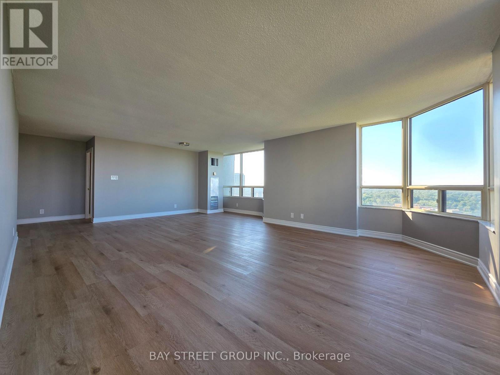 2011 - 1 Aberfoyle Crescent, Toronto, Ontario M8X 2X8 - Photo 5 - W13581260