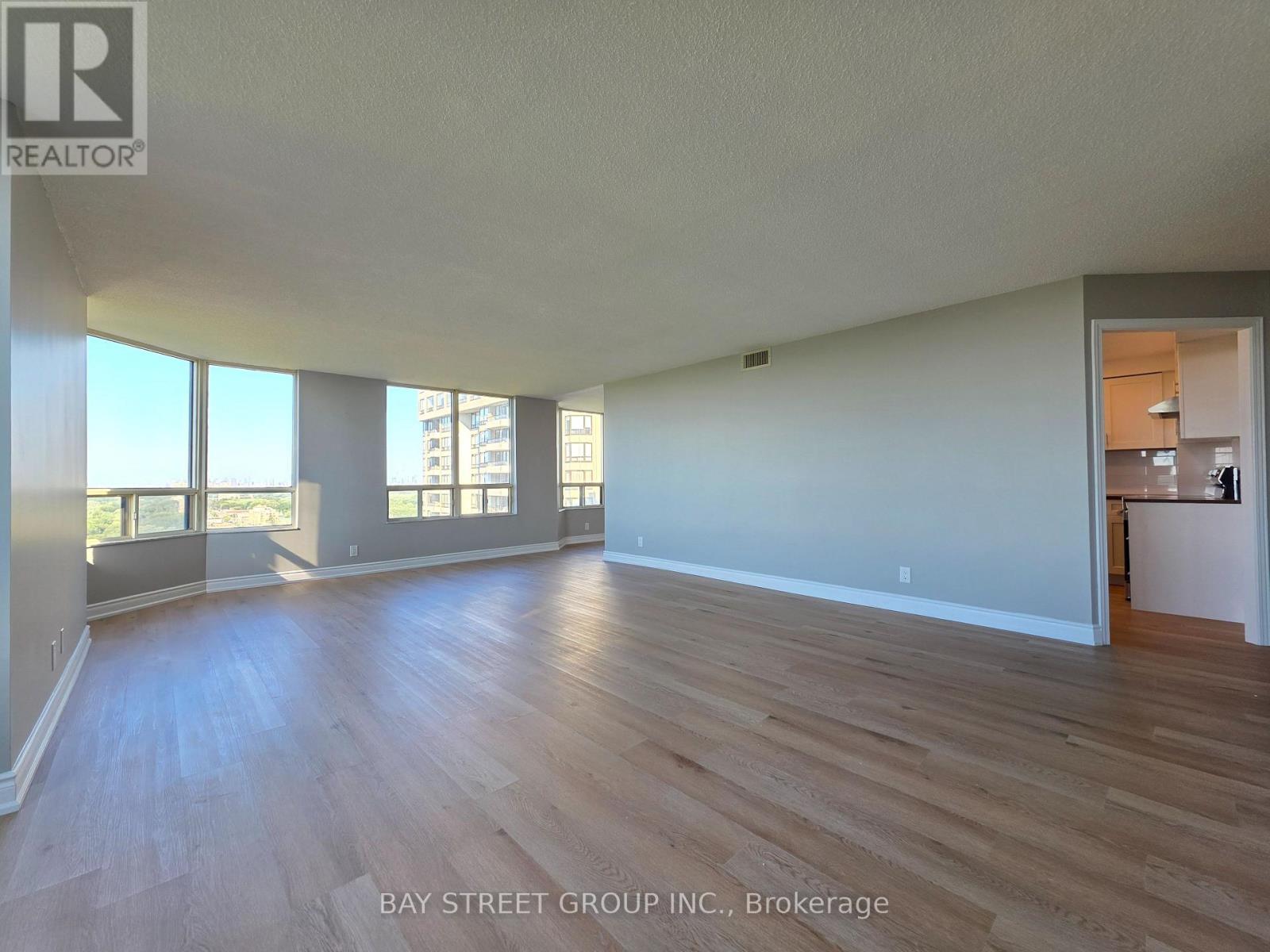 2011 - 1 Aberfoyle Crescent, Toronto, Ontario M8X 2X8 - Photo 6 - W13581260