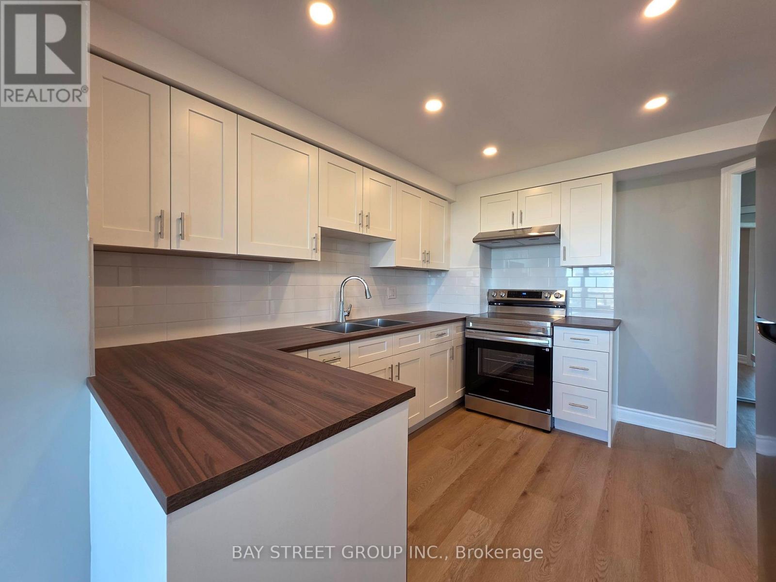 2011 - 1 Aberfoyle Crescent, Toronto, Ontario M8X 2X8 - Photo 8 - W13581260