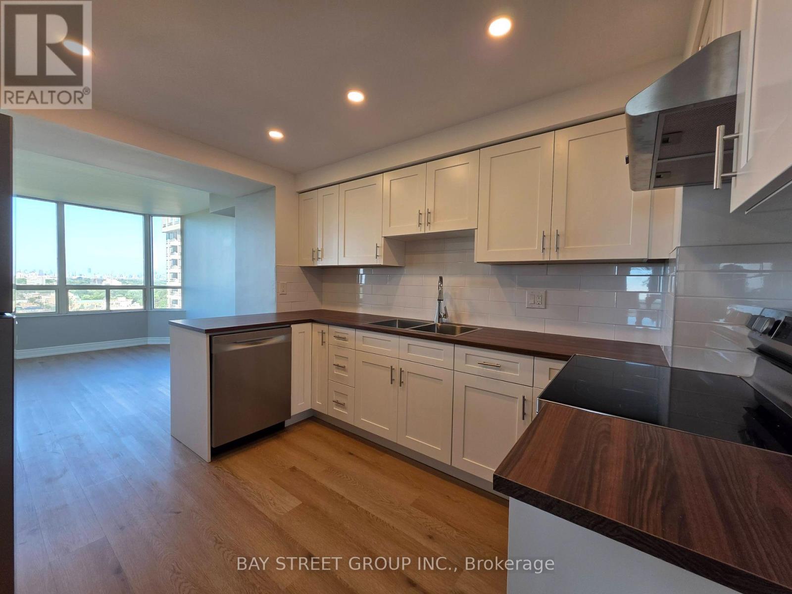 2011 - 1 Aberfoyle Crescent, Toronto, Ontario M8X 2X8 - Photo 9 - W13581260